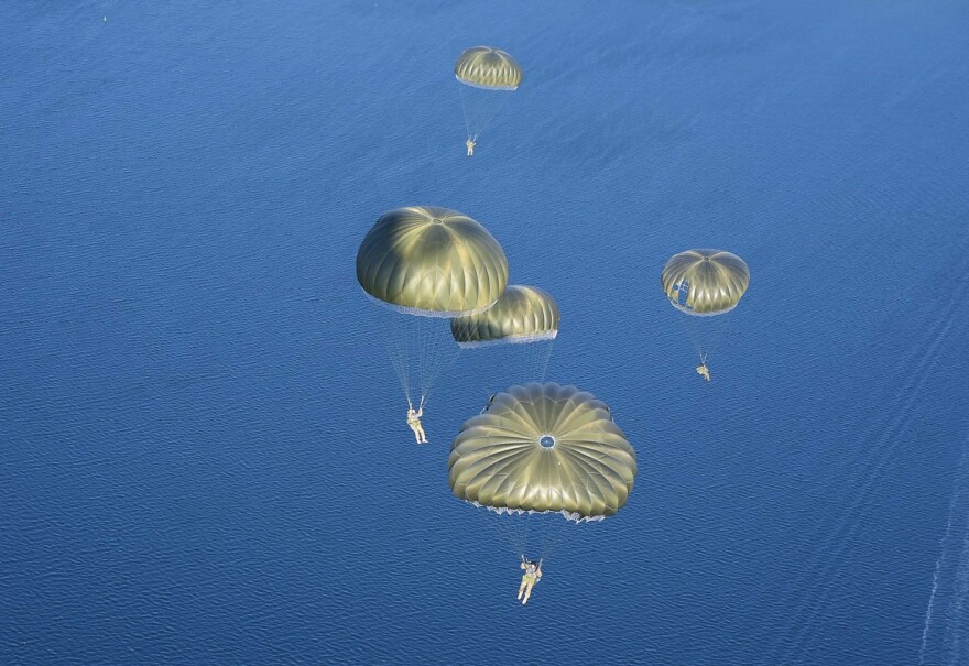 Δείτε τον Αρχηγό ΓΕΕΘΑ να κάνει άλμα με αλεξίπτωτο - Φωτογραφίες και video