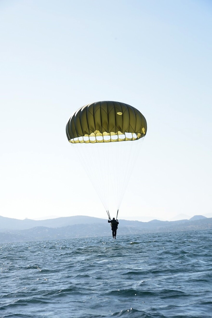 Δείτε τον Αρχηγό ΓΕΕΘΑ να κάνει άλμα με αλεξίπτωτο - Φωτογραφίες και video
