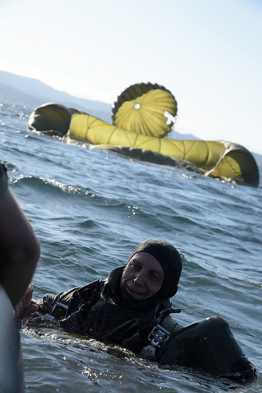 Δείτε τον Αρχηγό ΓΕΕΘΑ να κάνει άλμα με αλεξίπτωτο - Φωτογραφίες και video