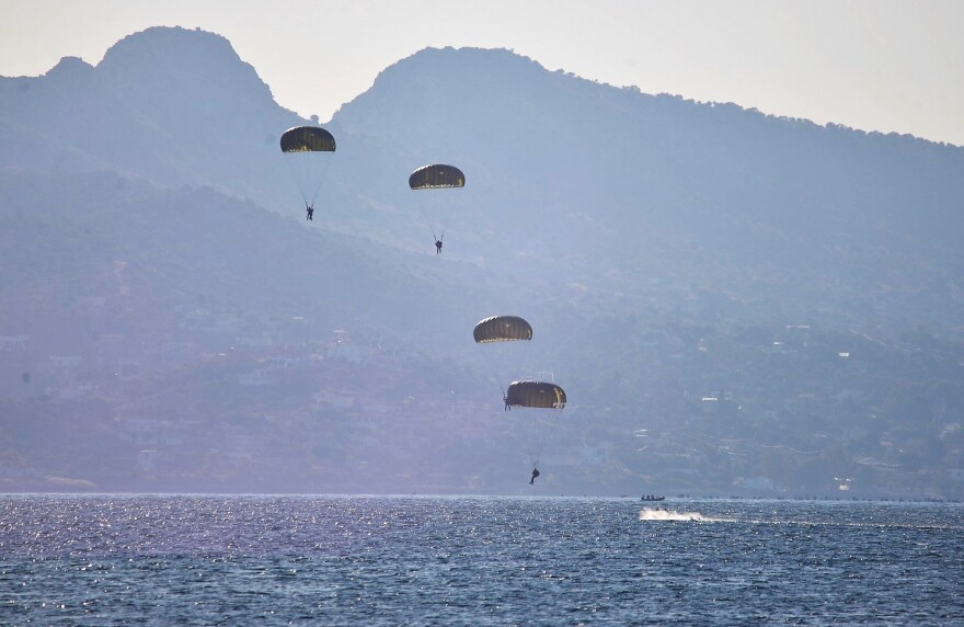 Δείτε τον Αρχηγό ΓΕΕΘΑ να κάνει άλμα με αλεξίπτωτο - Φωτογραφίες και video