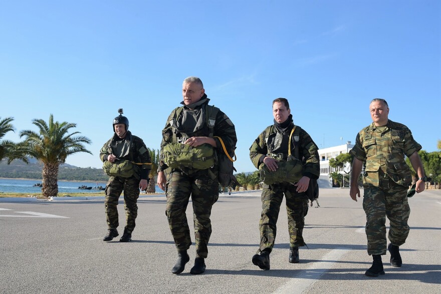 Δείτε τον Αρχηγό ΓΕΕΘΑ να κάνει άλμα με αλεξίπτωτο - Φωτογραφίες και video