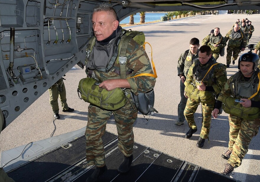 Δείτε τον Αρχηγό ΓΕΕΘΑ να κάνει άλμα με αλεξίπτωτο - Φωτογραφίες και video