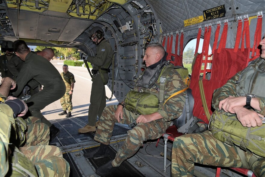 Δείτε τον Αρχηγό ΓΕΕΘΑ να κάνει άλμα με αλεξίπτωτο - Φωτογραφίες και video