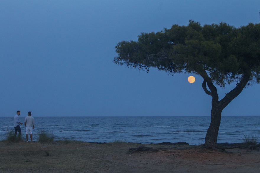 Εντυπωσιακές εικόνες από την πανσέληνο 