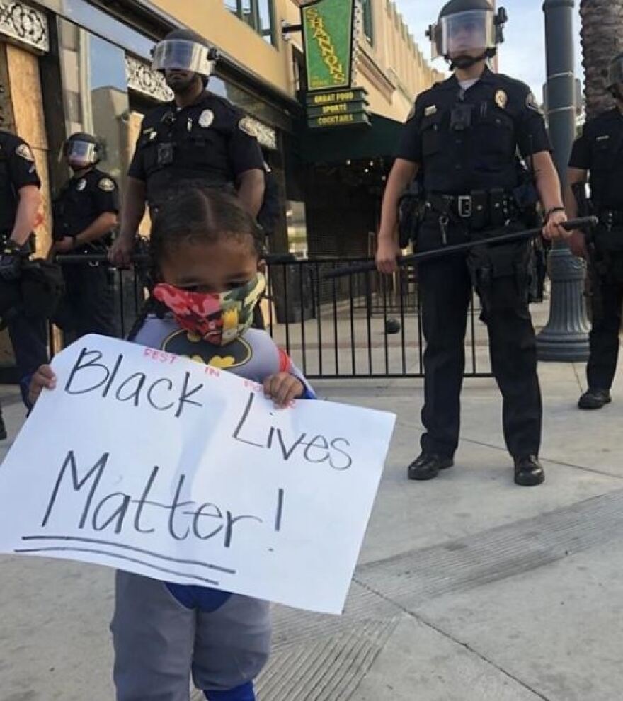 Διαδηλώσεις - ΗΠΑ: Αμερικανός αστυνομικός έτοιμος να ρίξει δακρυγόνα σε δίχρονο αγόρι