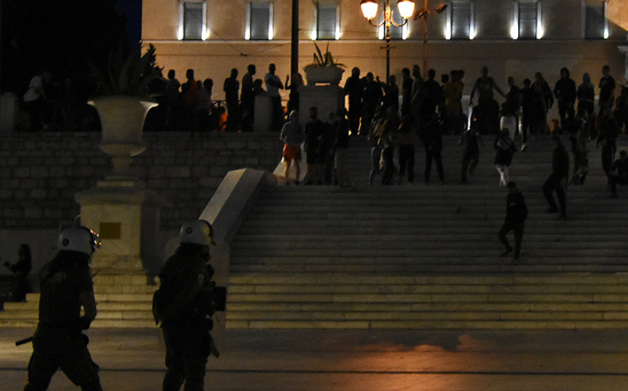 Επεισόδια στην πορεία για τον Τζορτζ Φλόιντ στο κέντρο της Αθήνας - Βίντεο και φωτογραφίες