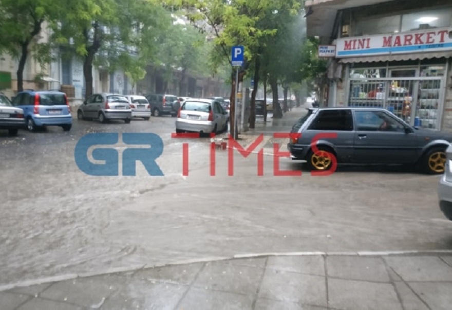 Καιρός: Πλημμυρισμένοι δρόμοι και υπόγεια από την καταιγίδα στην Θεσσαλονίκη