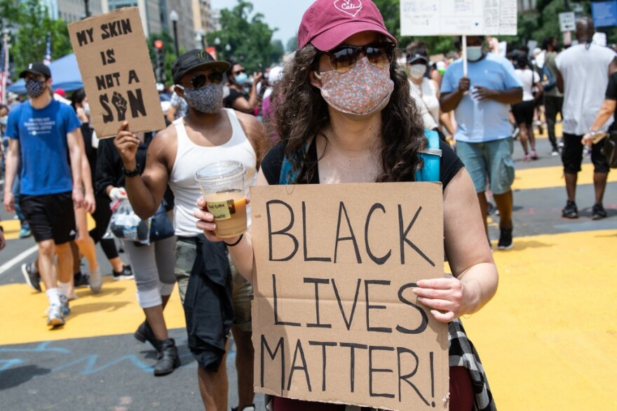 «Βράζει» η Ουάσινγκτον για τον Τζορτζ Φλόιντ: Χιλιάδες διαδηλωτές στους δρόμους