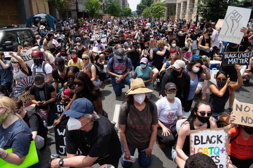 «Βράζει» η Ουάσινγκτον για τον Τζορτζ Φλόιντ: Χιλιάδες διαδηλωτές στους δρόμους