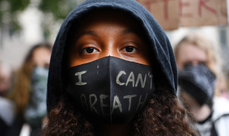 «Να τελειώνουμε με την πανδημία του ρατσισμού»: Στους δρόμους χιλιάδες άνθρωποι σε όλο τον κόσμο για τον Τζορτζ Φλόιντ