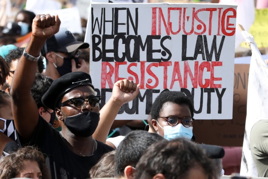 «Να τελειώνουμε με την πανδημία του ρατσισμού»: Στους δρόμους χιλιάδες άνθρωποι σε όλο τον κόσμο για τον Τζορτζ Φλόιντ