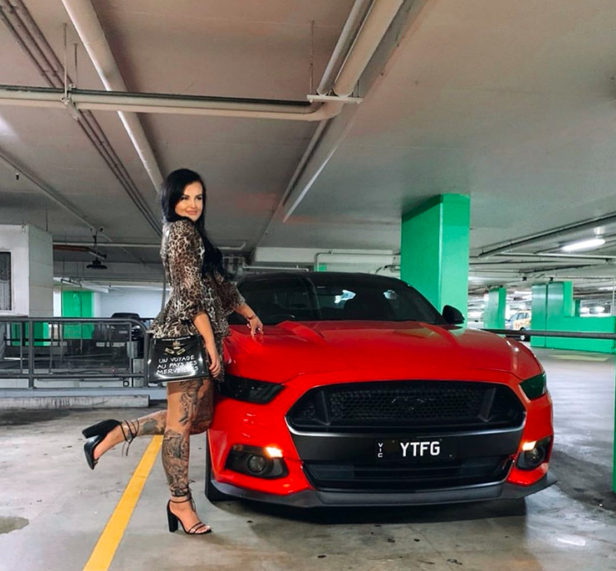 Ρενέ Γκρέισι: Αυστραλέζα οδηγός αγώνων στρίβει «με χίλια» στο πορνό