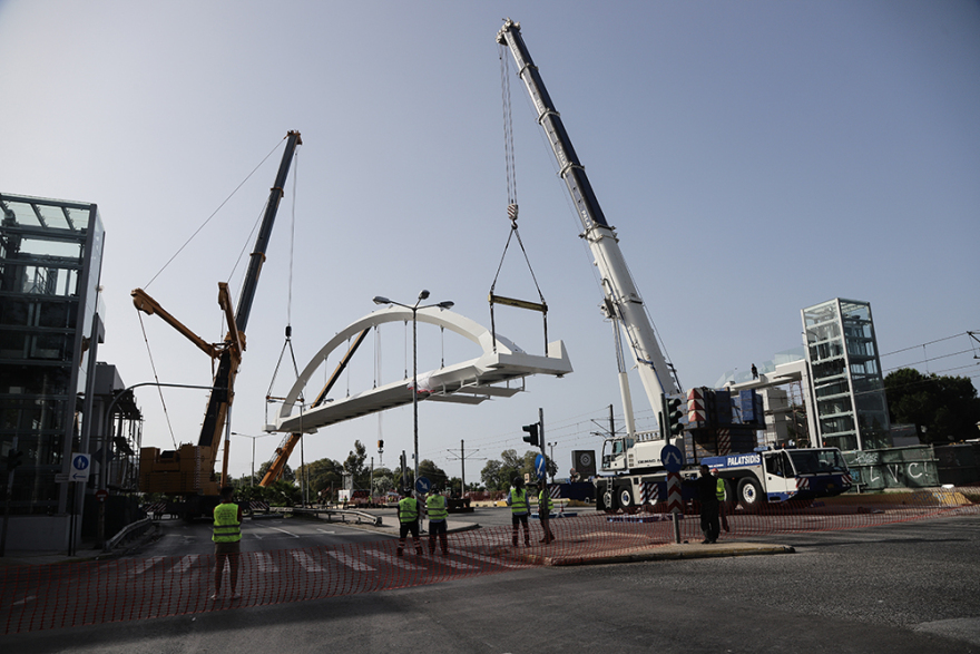 Νέα πεζογέφυρα στη λεωφόρο Ποσειδώνος: Δείτε εντυπωσιακές εικόνες από την τοποθέτησή της