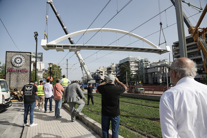 Νέα πεζογέφυρα στη λεωφόρο Ποσειδώνος: Δείτε εντυπωσιακές εικόνες από την τοποθέτησή της