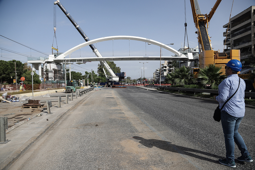 Νέα πεζογέφυρα στη λεωφόρο Ποσειδώνος: Δείτε εντυπωσιακές εικόνες από την τοποθέτησή της