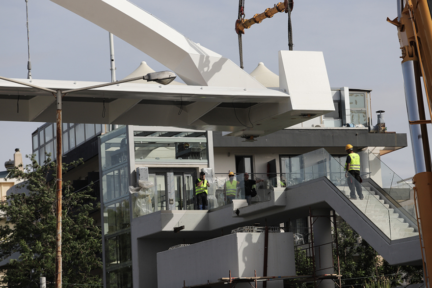 Νέα πεζογέφυρα στη λεωφόρο Ποσειδώνος: Δείτε εντυπωσιακές εικόνες από την τοποθέτησή της