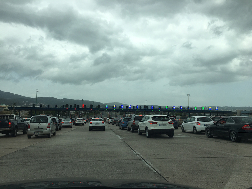 Τριήμερο Αγίου Πνεύματος: Συνεχίζεται μαζικά η έξοδος - Ουρές αυτοκινήτων στις Αφίδνες