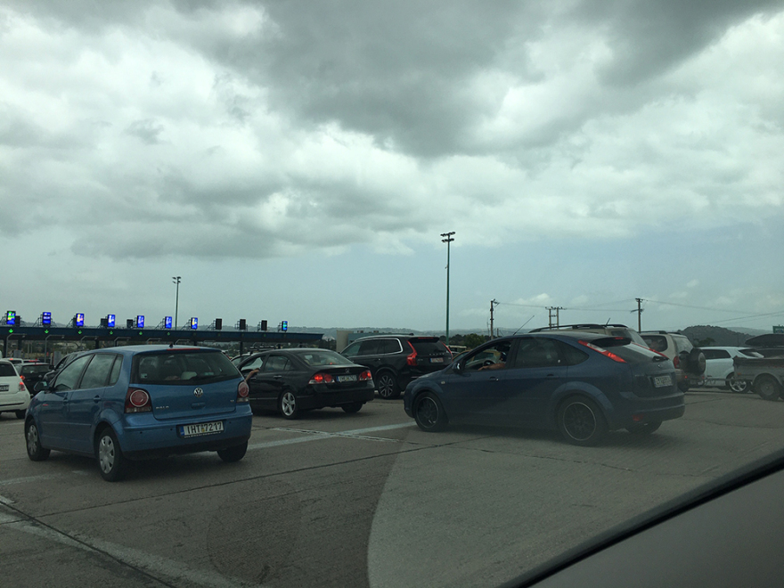 Τριήμερο Αγίου Πνεύματος: Συνεχίζεται μαζικά η έξοδος - Ουρές αυτοκινήτων στις Αφίδνες