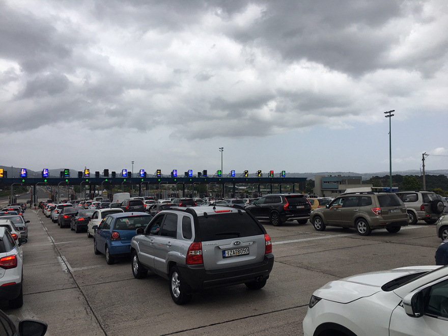 Τριήμερο Αγίου Πνεύματος: Συνεχίζεται μαζικά η έξοδος - Ουρές αυτοκινήτων στις Αφίδνες