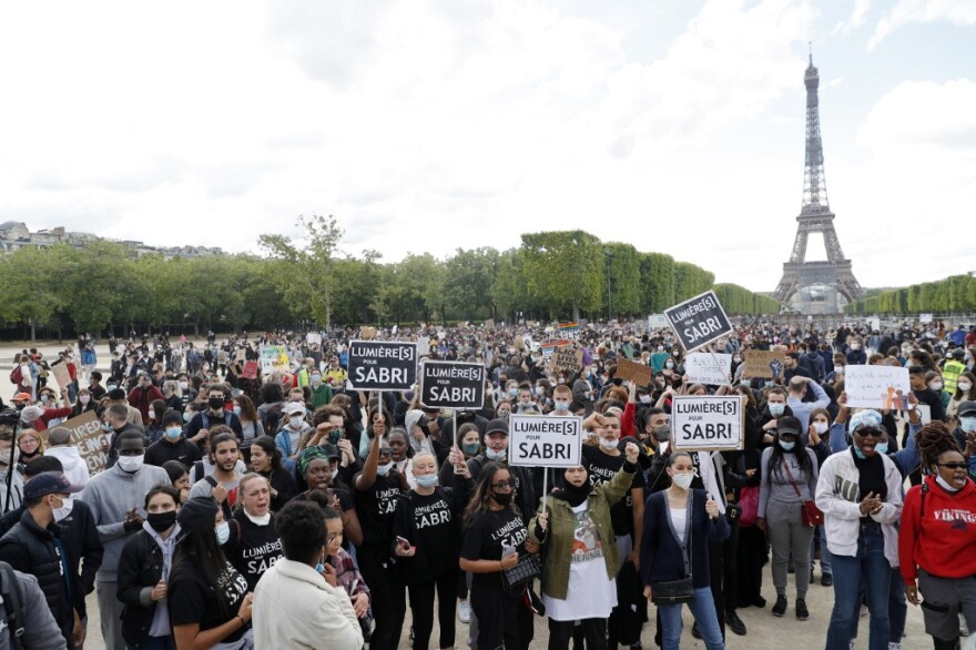 «Να τελειώνουμε με την πανδημία του ρατσισμού»: Στους δρόμους χιλιάδες άνθρωποι σε όλο τον κόσμο για τον Τζορτζ Φλόιντ
