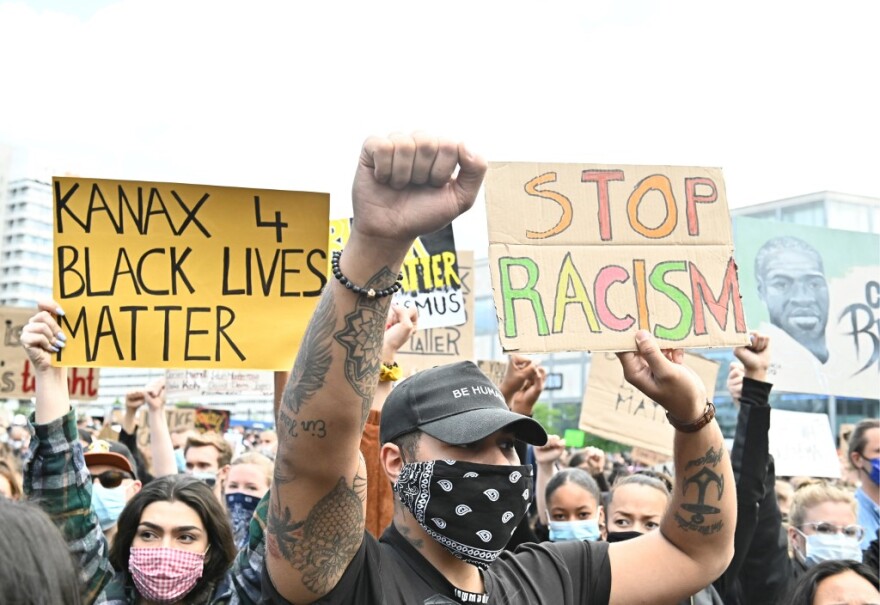 «Να τελειώνουμε με την πανδημία του ρατσισμού»: Στους δρόμους χιλιάδες άνθρωποι σε όλο τον κόσμο για τον Τζορτζ Φλόιντ