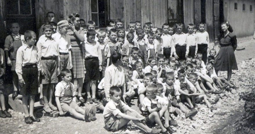 Ο ‘’Έρανος της Βασίλισσας’’, το ‘’Παιδοφύλαγμα’’ και οι παιδοπόλεις της Φρειδερίκης