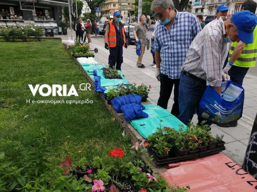 Θεσσαλονίκη: Παλαίμαχοι ποδοσφαιριστές καθάρισαν την πλατεία Ναυαρίνου