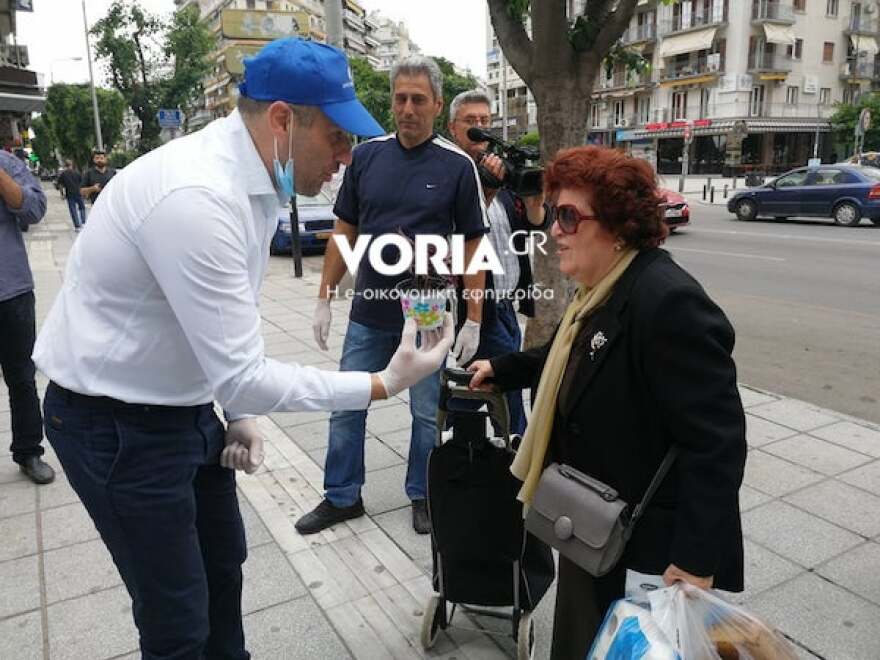 Θεσσαλονίκη: Παλαίμαχοι ποδοσφαιριστές καθάρισαν την πλατεία Ναυαρίνου