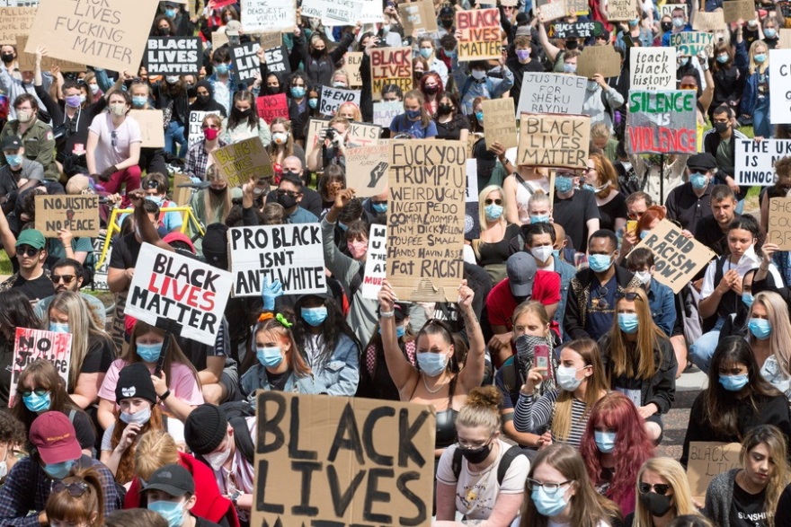 Τζορτζ Φλόιντ: Ογκώδης αντιρατσιστική διαδήλωση στο Λονδίνο 