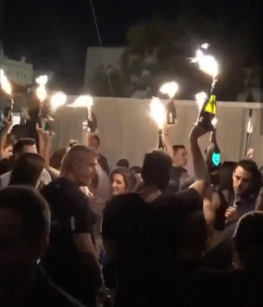 «Χαμός» από συνωστισμό σε μπαρ της Αθήνας και της επαρχίας - Δείτε εικόνες