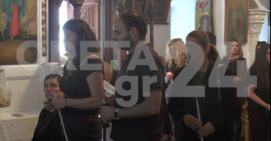 Ανώγεια: Συγκίνηση στο μνημόσυνο του Λευτέρη Καλομοίρη - Συγκλόνισαν με μαντινάδες οι κόρες του