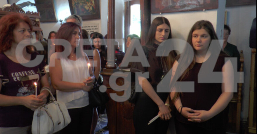 Ανώγεια: Συγκίνηση στο μνημόσυνο του Λευτέρη Καλομοίρη - Συγκλόνισαν με μαντινάδες οι κόρες του