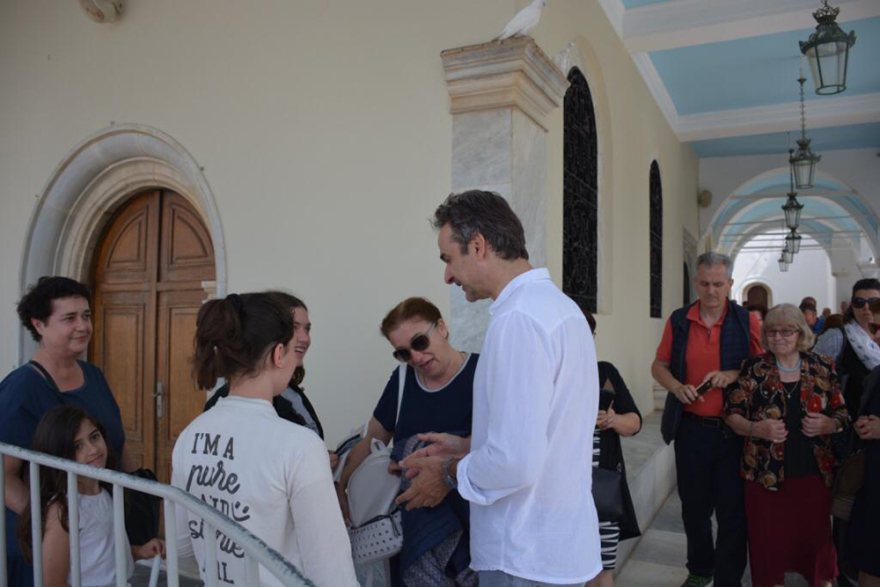 Στην Τήνο ο Μητσοτάκης - Προσκύνησε την εικόνα που είχε δωρίσει ο πατέρας του στον ναό Ευαγγελιστρίας