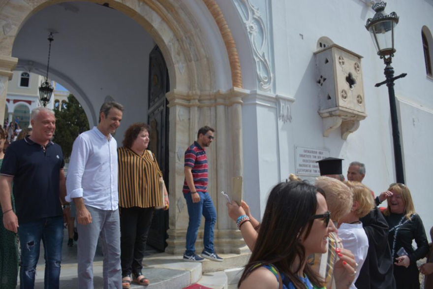 Στην Τήνο ο Μητσοτάκης - Προσκύνησε την εικόνα που είχε δωρίσει ο πατέρας του στον ναό Ευαγγελιστρίας
