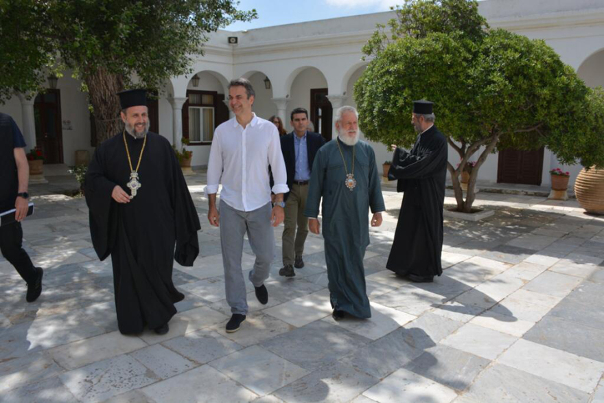 Στην Τήνο ο Μητσοτάκης - Προσκύνησε την εικόνα που είχε δωρίσει ο πατέρας του στον ναό Ευαγγελιστρίας