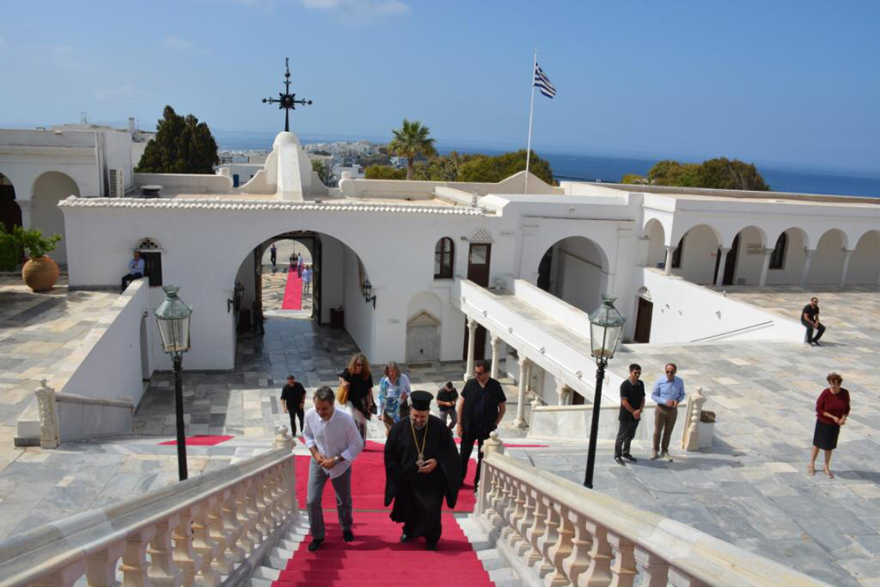 Στην Τήνο ο Μητσοτάκης - Προσκύνησε την εικόνα που είχε δωρίσει ο πατέρας του στον ναό Ευαγγελιστρίας