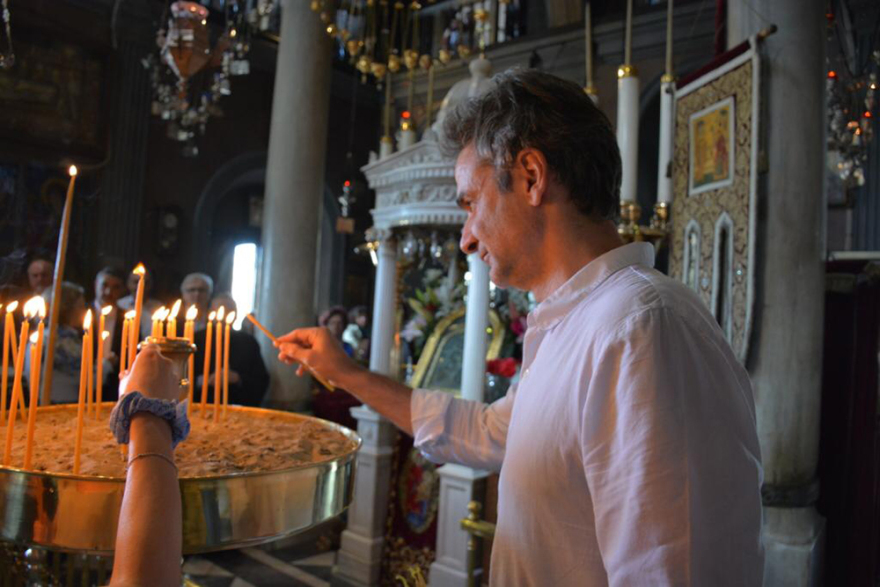 Στην Τήνο ο Μητσοτάκης - Προσκύνησε την εικόνα που είχε δωρίσει ο πατέρας του στον ναό Ευαγγελιστρίας