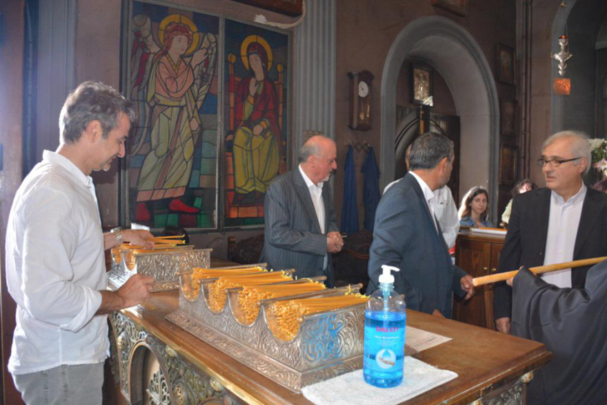 Στην Τήνο ο Μητσοτάκης - Προσκύνησε την εικόνα που είχε δωρίσει ο πατέρας του στον ναό Ευαγγελιστρίας