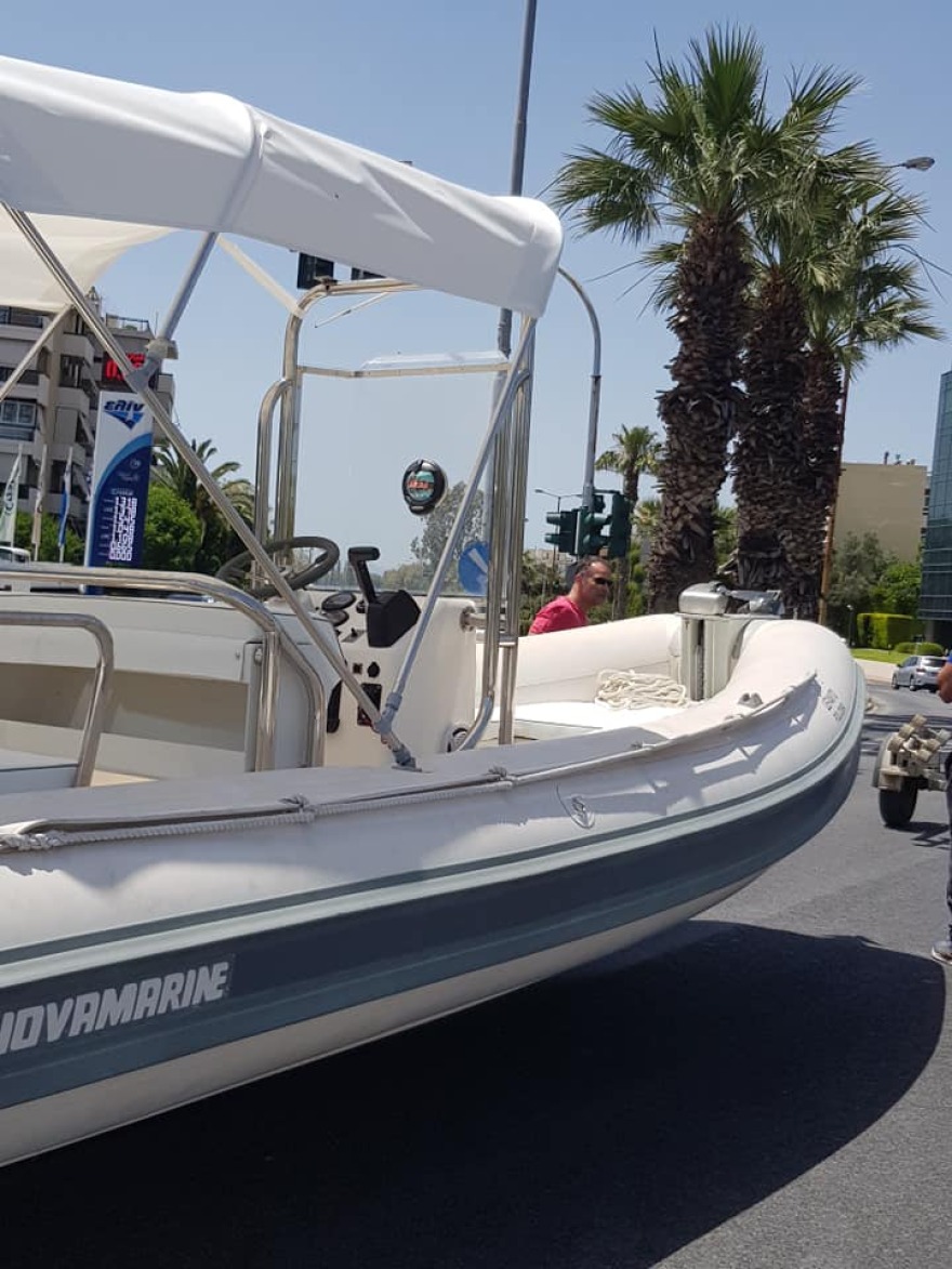 Λεωφόρος Βάρης - Κορωπίου: Του έφυγε το σκάφος από το τρέιλερ