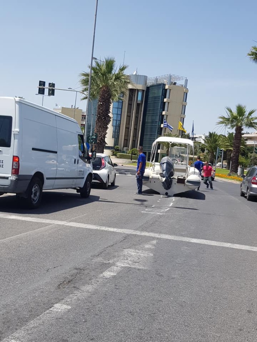 Λεωφόρος Βάρης - Κορωπίου: Του έφυγε το σκάφος από το τρέιλερ