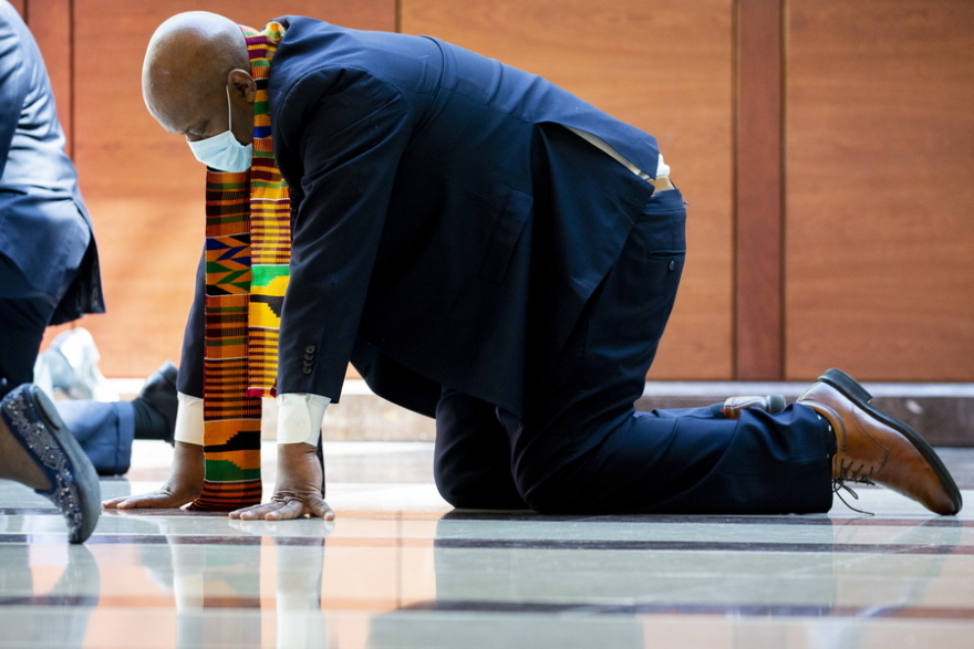 Τζορτζ Φλόιντ: Συγκλονιστικές εικόνες στο Κογκρέσο - Οι Δημοκρατικοί γονάτισαν για οκτώ λεπτά στη μνήμη του