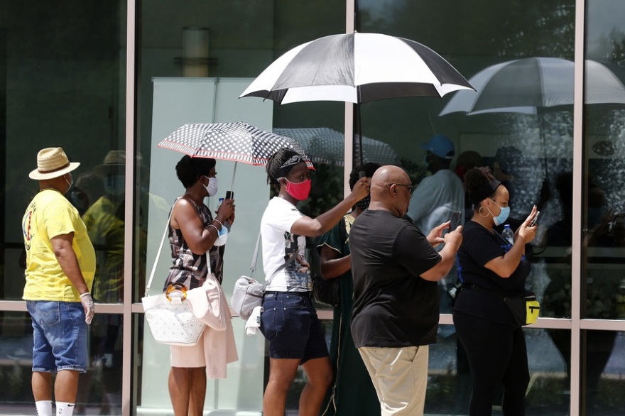 Τζορτζ Φλόιντ: Σε λαϊκό προσκύνημα η σορός του - Οι κάτοικοι του Χιούστον τον τιμούν και τον αποχαιρετούν