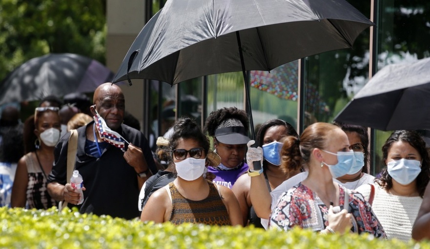 Τζορτζ Φλόιντ: Σε λαϊκό προσκύνημα η σορός του - Οι κάτοικοι του Χιούστον τον τιμούν και τον αποχαιρετούν