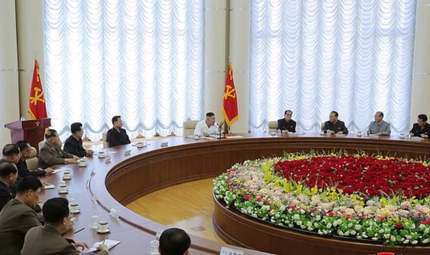 Ο Κιμ Γιονγκ Ουν εμφανίστηκε μετά από δύο εβδομάδες: Φοβάται τον κορωνοϊό και κρατάει τις αποστάσεις