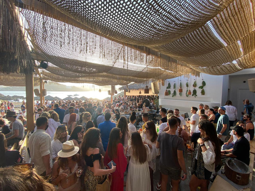 Μύκονος: Έφοδος στα μπιτς μπαρ του νησιού για να κρατηθούν οι αποστάσεις