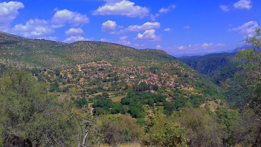 Ζαραβίνα: Η μαγευτική λίμνη των θρύλων στο Πωγώνι του νομού Ιωαννίνων