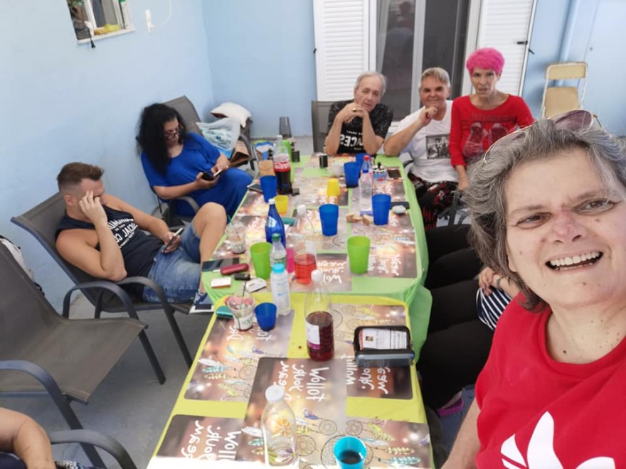 Ανδρέας Μικρούτσικος: Πάρτι γενεθλίων με τη σύντροφό του και τη Σοφία Βόσσου στα... φωνητικά 