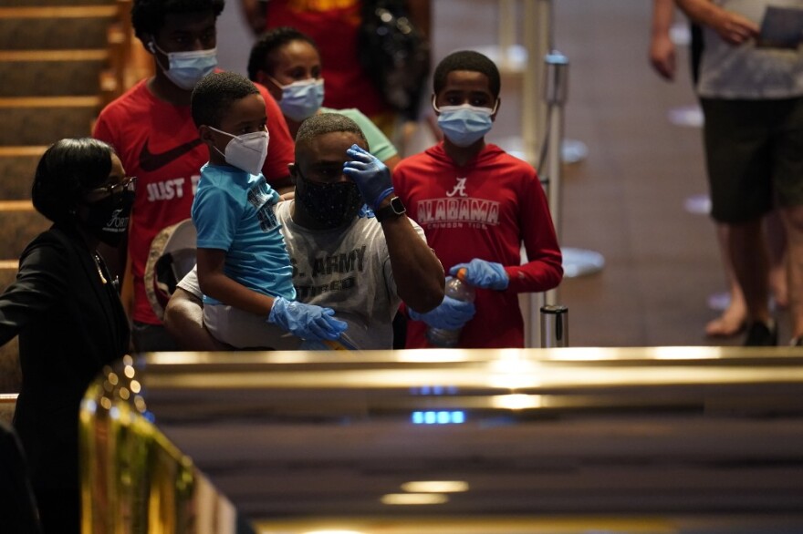 Τζορτζ Φλόιντ: Σε λαϊκό προσκύνημα η σορός του - Οι κάτοικοι του Χιούστον τον τιμούν και τον αποχαιρετούν