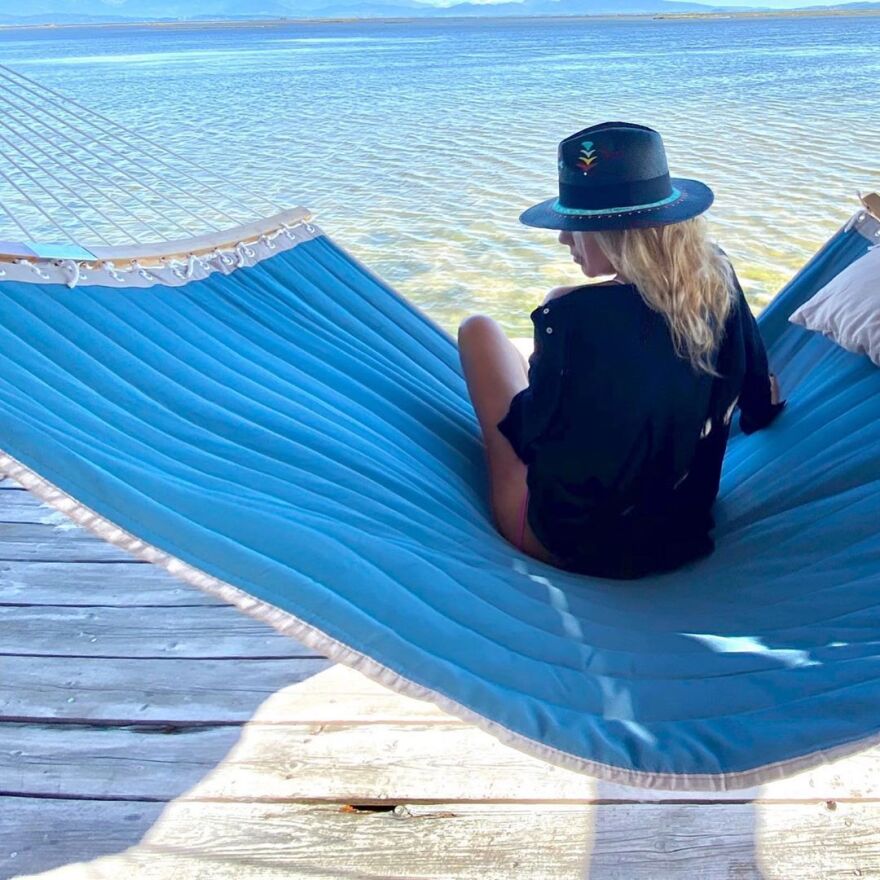 Γωγώ Μαστροκώστα: Χαλαρώνει στην αιώρα δίπλα στη θάλασσα  