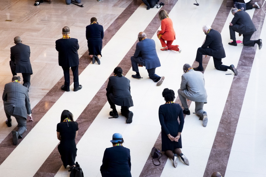 Τζορτζ Φλόιντ: Συγκλονιστικές εικόνες στο Κογκρέσο - Οι Δημοκρατικοί γονάτισαν για οκτώ λεπτά στη μνήμη του